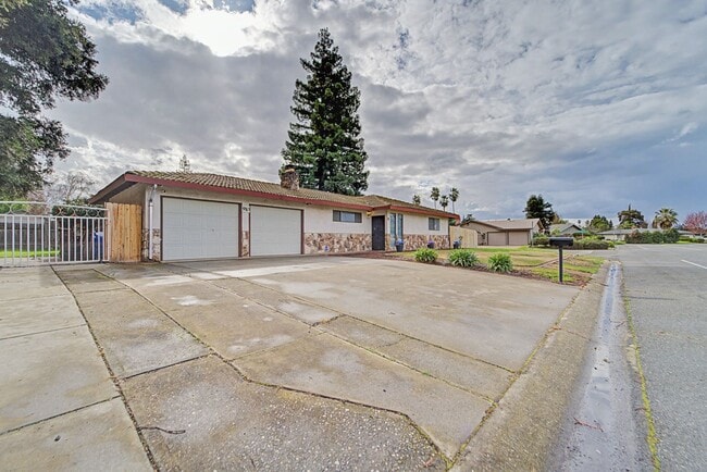 Building Photo - Beautiful 2-Bedroom Home on Corner Lot with RV Parking & Spacious Backyard