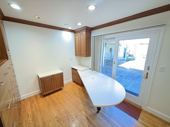 Building Photo - 485 Butterfield Pl