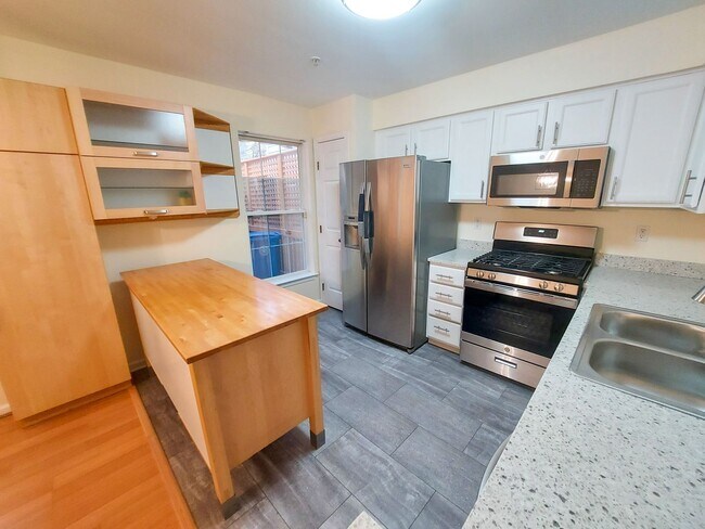 Building Photo - Charming and Updated 3BR/2.5BTH townhome in desirable Germantown, MD