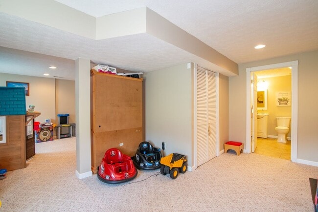 Building Photo - 650 Farmington Dr
