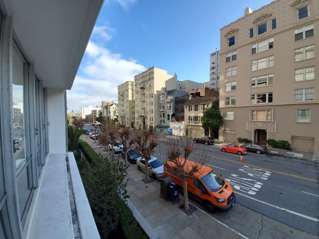 Building Photo - Renovated Pacific Heights 2x2 Condo with g...
