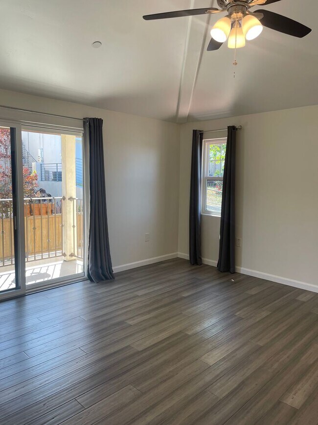 Building Photo - Move in Special!! Beautiful 4 bed/4.5 bath...