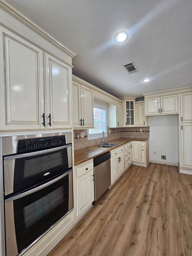 Building Photo - 3-bedroom, 2-bathroom home located in the vibrant city of Long Beach