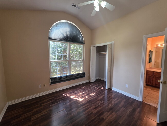 Building Photo - 302 Cross Creek Dr