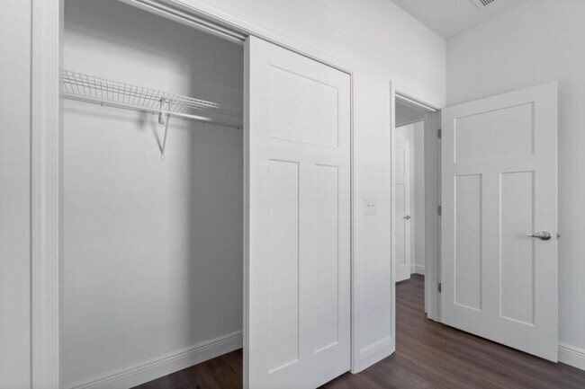 Building Photo - 533 Hill Ln