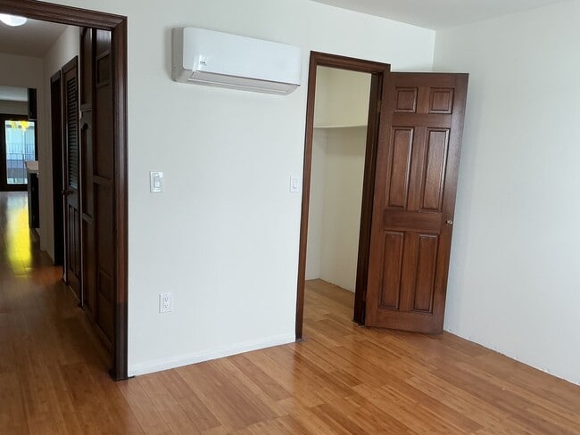 Building Photo - Los Caballeros #212