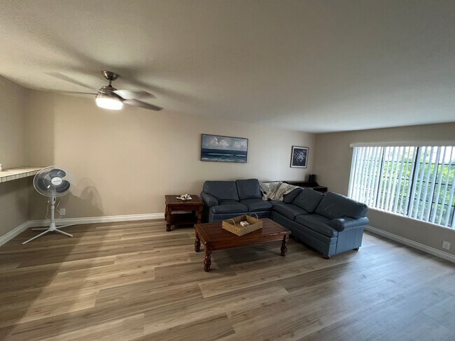 Building Photo - Two bedroom condo on the beach