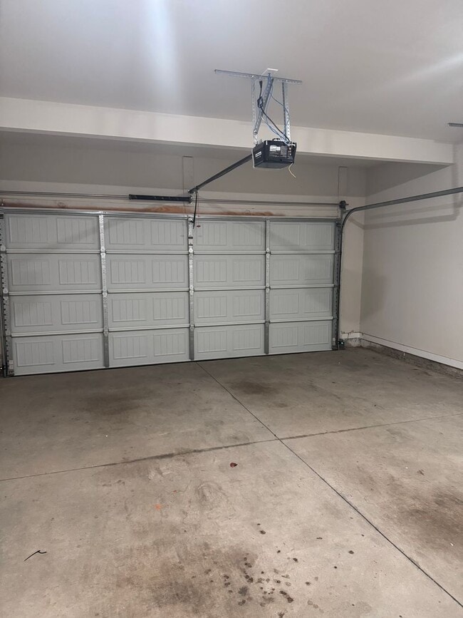 Building Photo - Great Price and location!