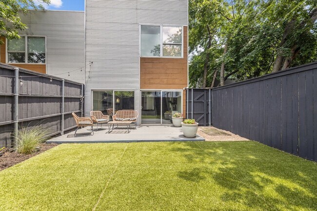 Building Photo - 4411 Roseland Ave