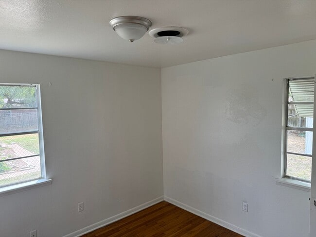 Building Photo - Great 3/2 House In Quiet Area