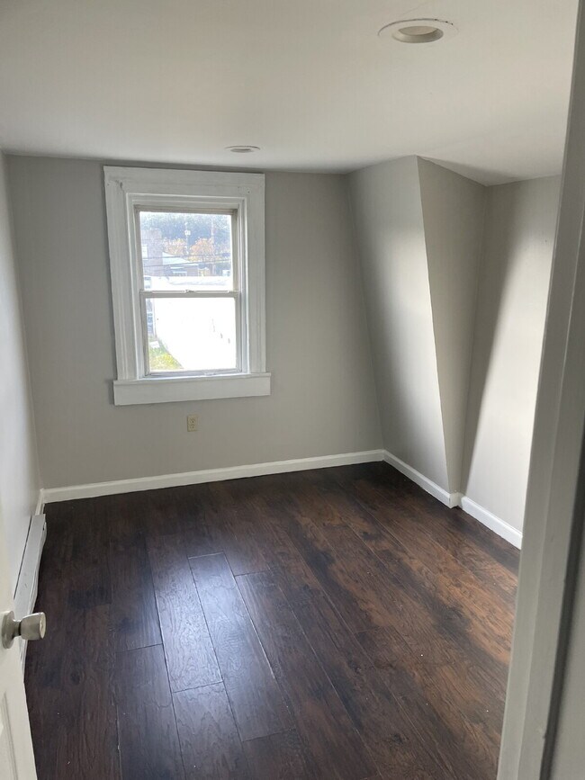 Building Photo - 3 bedroom in Glassport! Sign a lease befor...