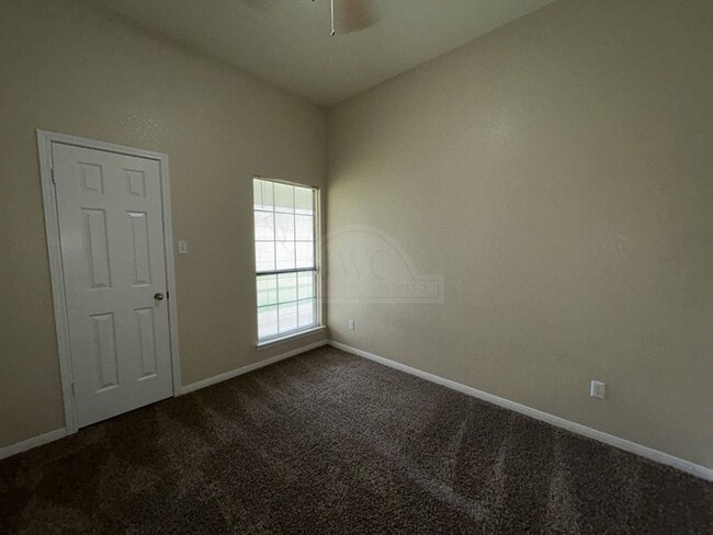 Building Photo - 405 Diana Ln