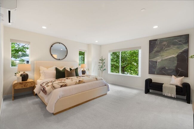 Building Photo - Comfort Meets Convenience in This Bellevue Condo