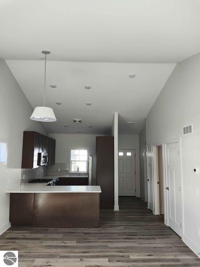 Building Photo - 1542 Simsbury St