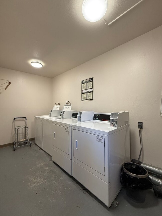 Building Photo - Top Floor Corner Unit Condo With Amazing V...