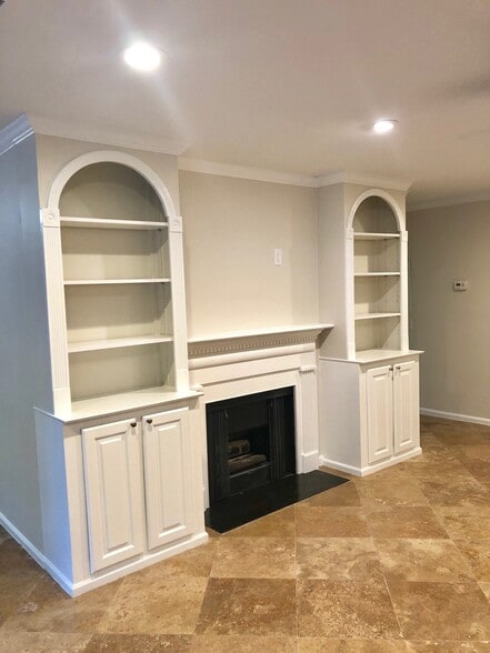 Living Room with cable, gas fireplace - 25116 Plantation Dr NE