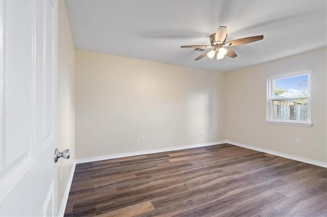 Building Photo - 1406 Hooks Dr