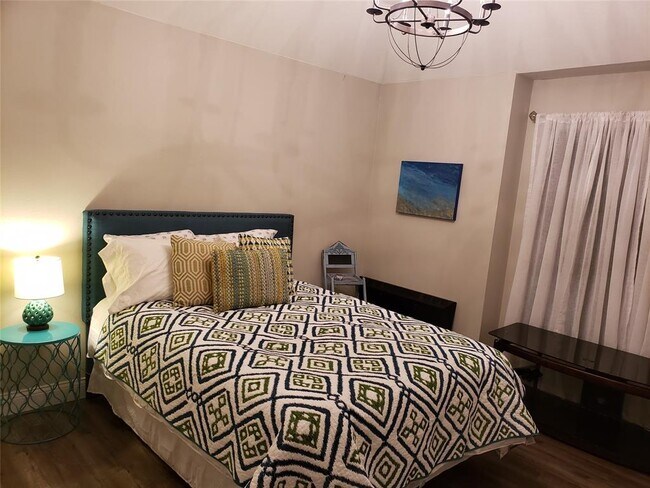 Building Photo - 128 Long Wood Ave