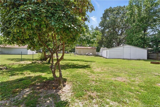 Building Photo - 3127 N Riverside Dr