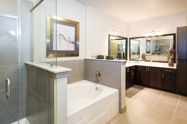 Building Photo - Urban Luxury, Perfect Location
