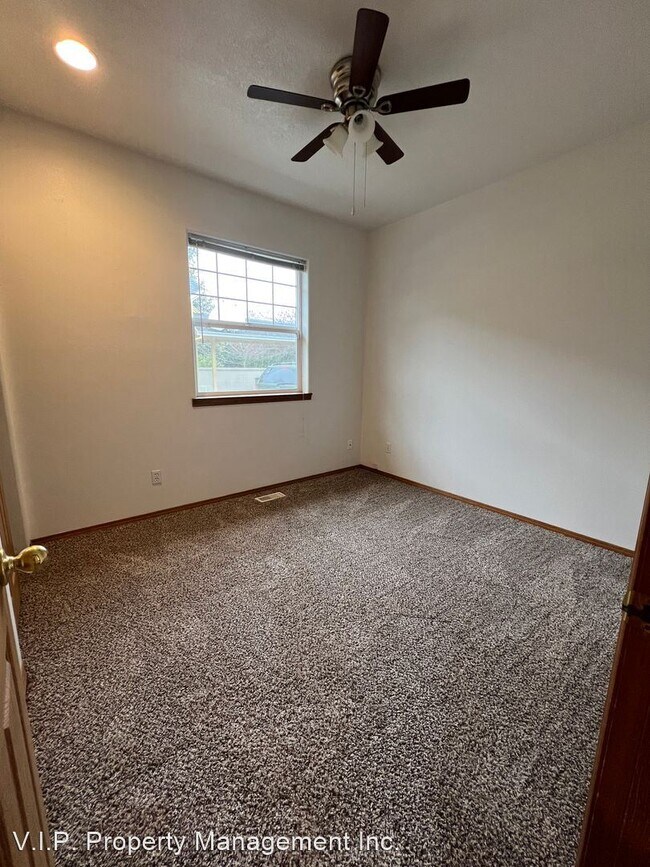 Building Photo - 3 br, 2 bath House - 1228 NE Multnomah Dr.