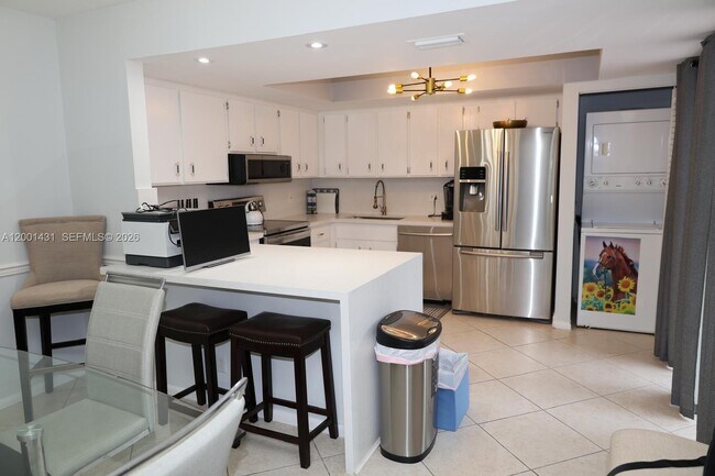 Building Photo - 1569 Shaker Cir