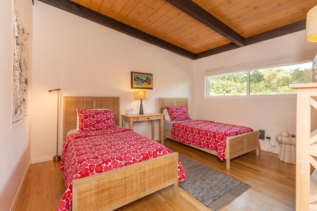 Building Photo - Spectacular Furnished 4 Bedroom/ 3 Bath Mid-Century Modern Retreat in Encinitas