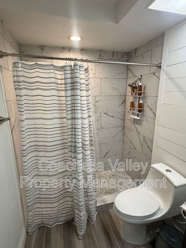Building Photo - 289 Vista Royale Cir W