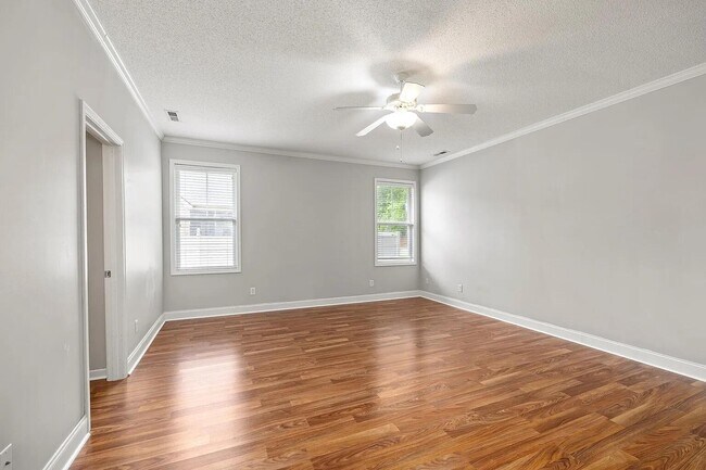 Building Photo - 3225 Mayflower Ln