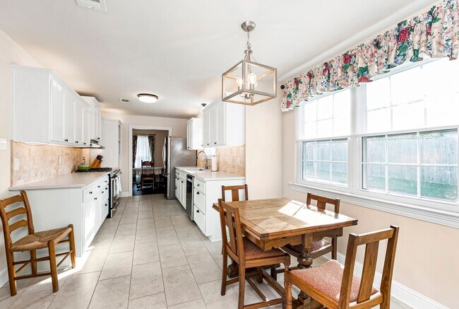 Building Photo - 3 Bedroom House Available off Jefferson Hwy