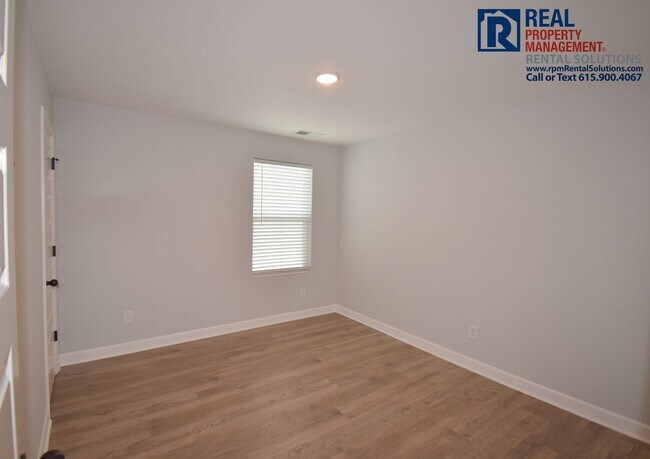 Building Photo - Beautiful, modern 4 bdrm home with attache...
