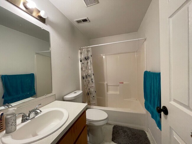Building Photo - Charming Rock Creek 3 Bed 2.5 Bath - Centr...