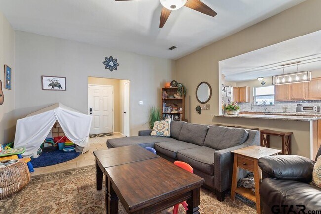 Building Photo - 308 Willow Rd