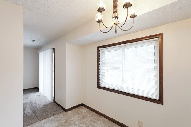 Building Photo - 6011 Queens Dr