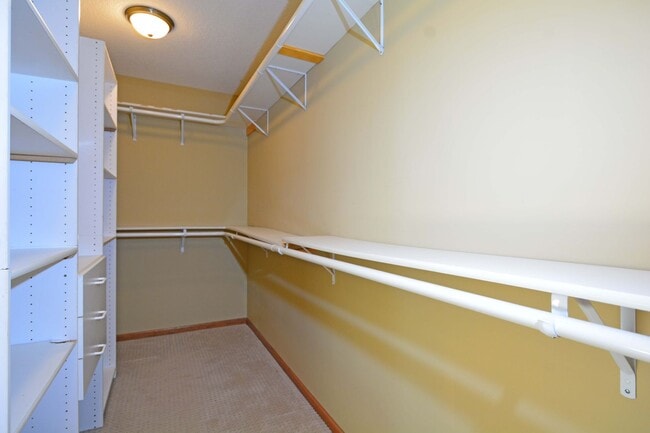 Building Photo - Spacious 5-Bed, 3 Bath Home in Delano - Available Now!