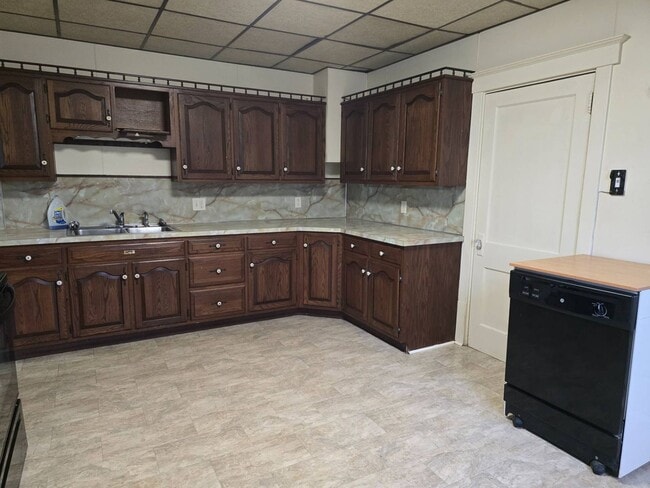 Building Photo - 4 Bedroom