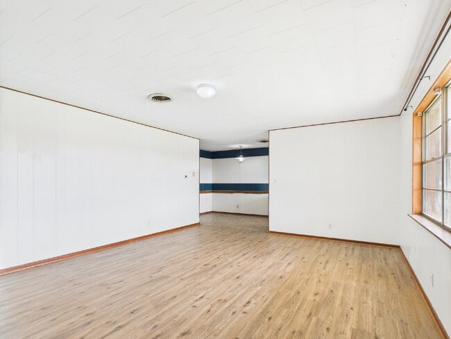 Building Photo - 2 weeks free rent