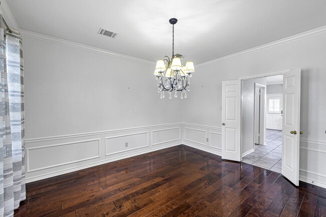 Building Photo - 902 Fairgate Dr