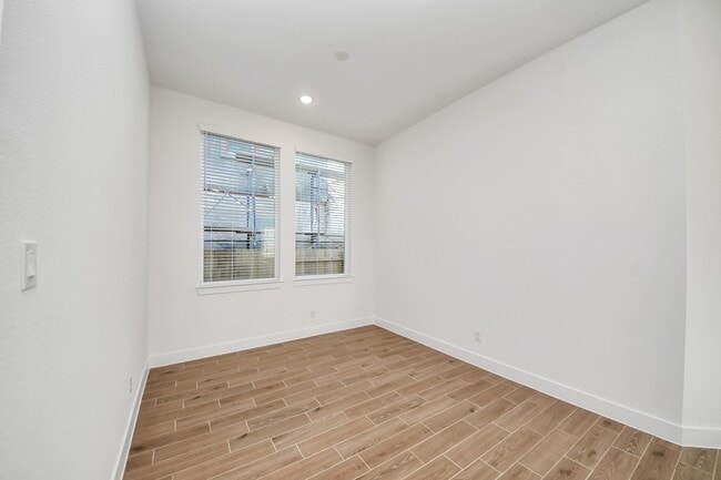 Building Photo - 25026 Midnight Willow Dr