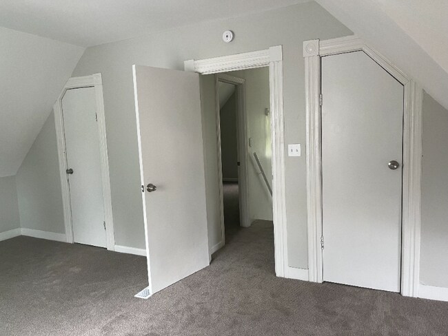 Building Photo - 9-11 Oakland Terrace