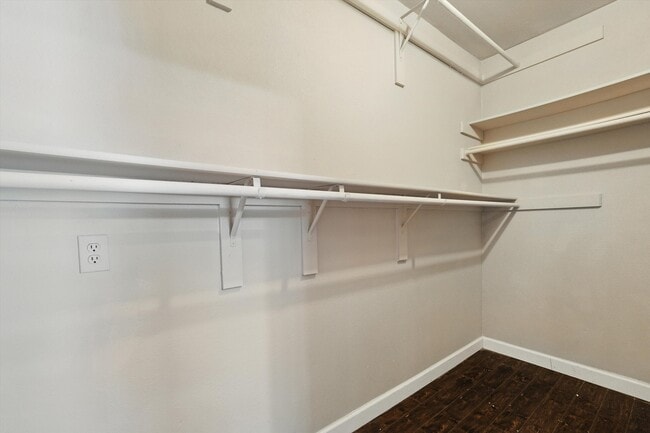 Building Photo - 9128 Cumberland Dr