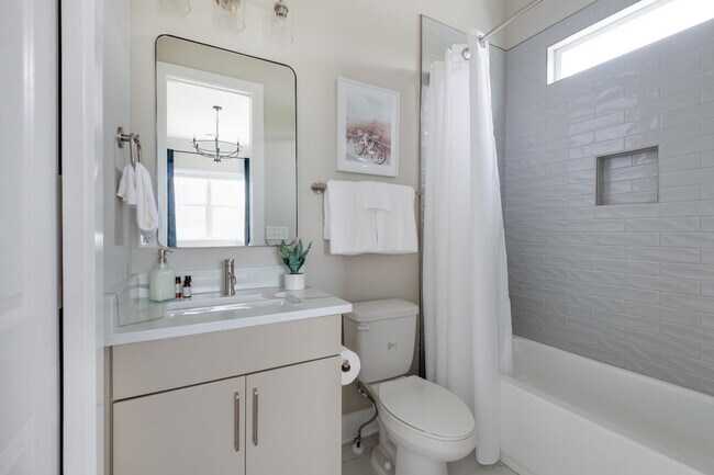 Building Photo - 1405 Napoleon St