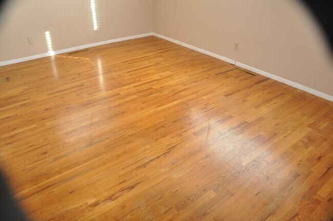 Building Photo - 2401 Thomas Ave