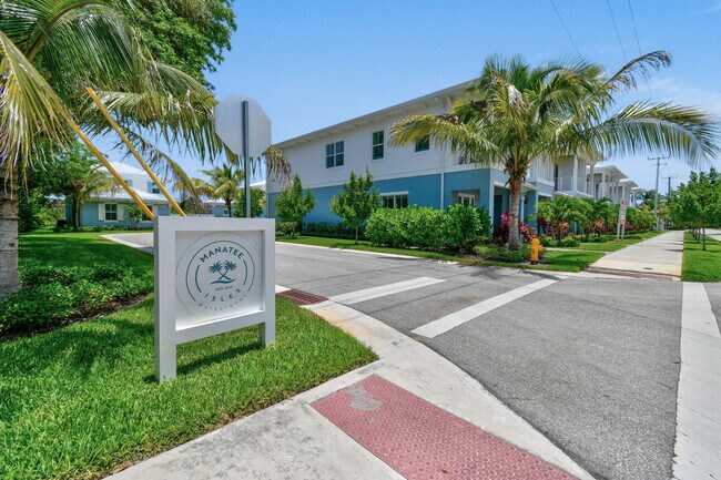 Building Photo - 4650 SE Manatee Way