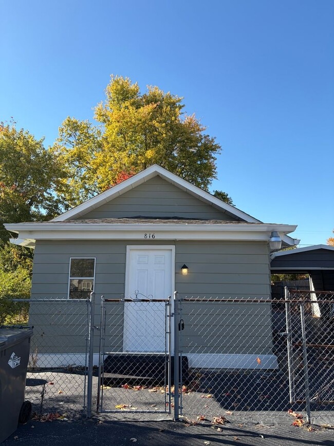 Building Photo - Newly remodeled 2-bedroom, 1-bathroom home...