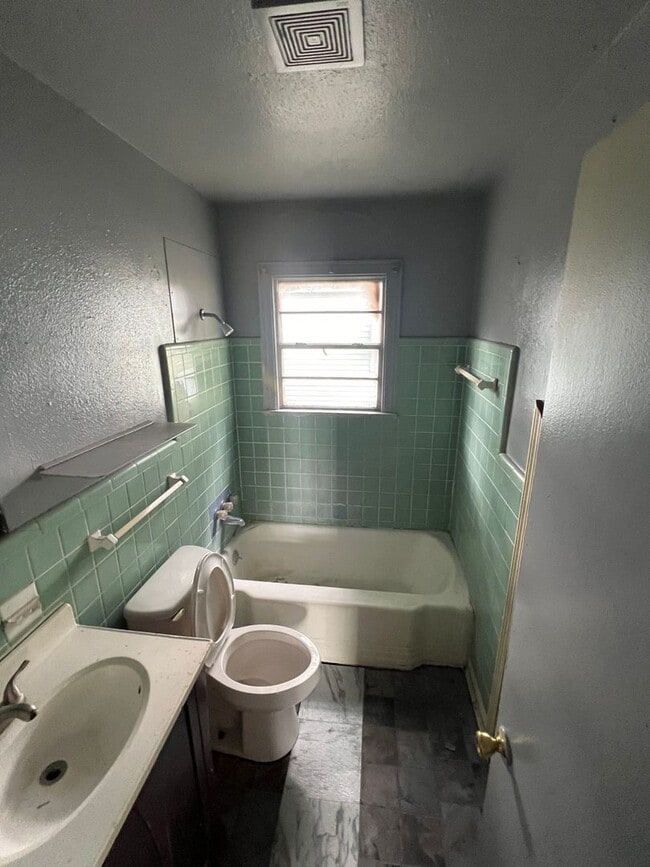 Building Photo - 2728 Hillcrest Ave