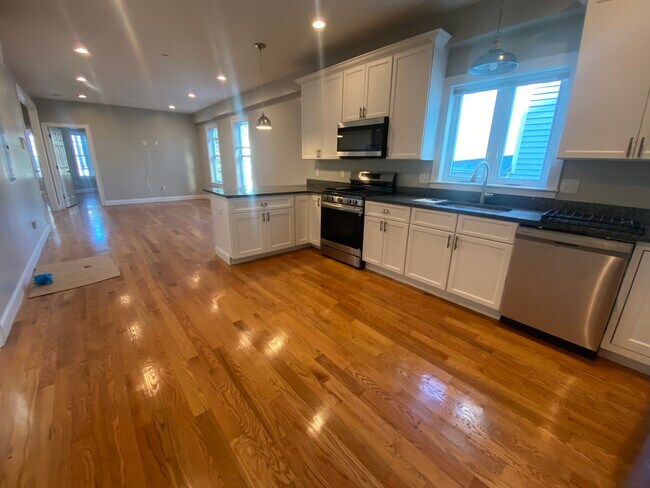 Building Photo - 17 Maywood St