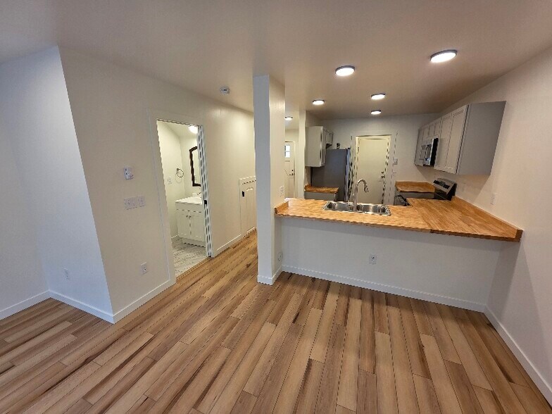 Building Photo - 285 S Helena Ave