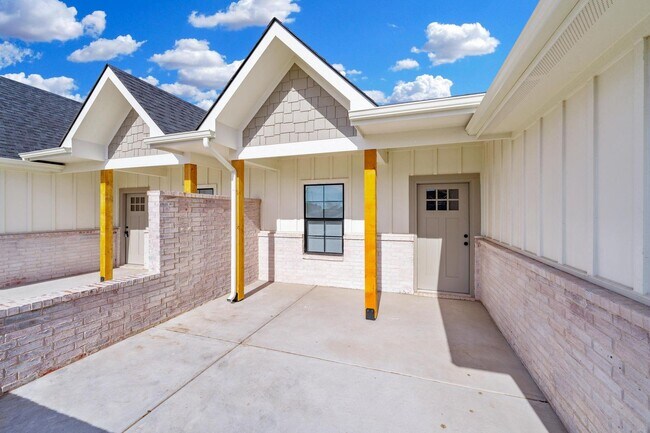 Building Photo - BRAND NEW 3 Bedroom/2 Bath Duplex in Godda...