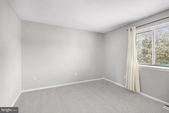Building Photo - 13 Hopewell Ln